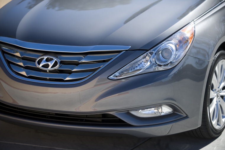 2013 Hyundai Sonata Headlight Picture / Pic / Image